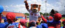Fundación Tigres de Aragua recibió visita de escuela de béisbol menor